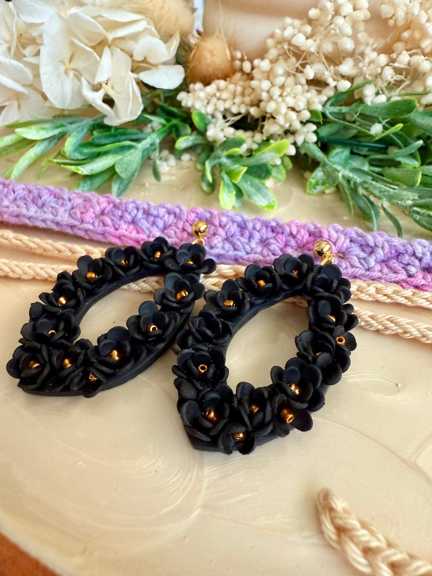 Blooms in black pointed oval